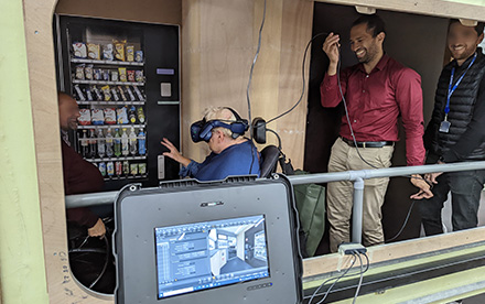 Assistance technique pour une expérience de réalité virtuelle destinée aux personnes à mobilité réduite.